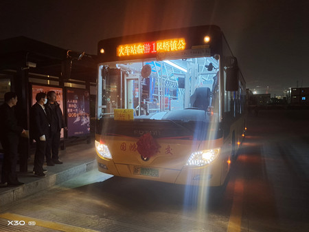 游1路開(kāi)夜班車1_副本.jpg 游1路開(kāi)夜班車1_副本.jpg