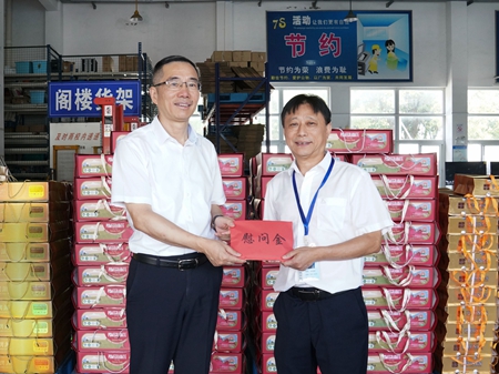 【20240906】集團領導慰問交通學校教師,柏衛東(左)吳曉斌(右)(李阿梅攝).jpg 【20240906】集團領導慰問交通學校教師,柏衛東(左)吳曉斌(右)(李阿梅攝).jpg